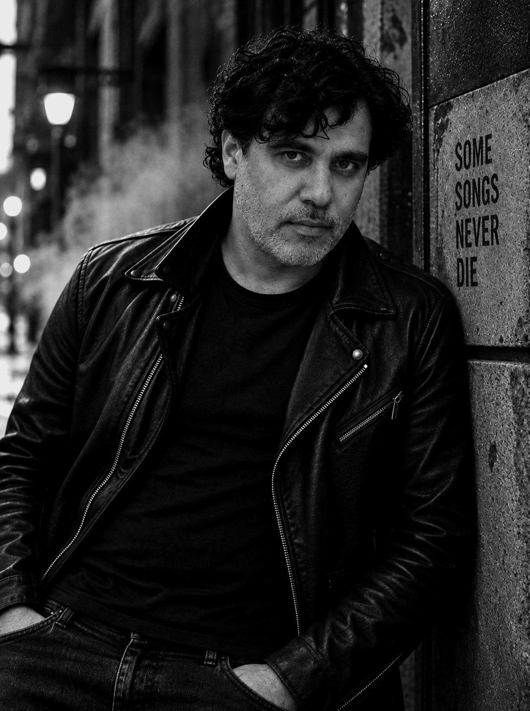 Raúl Humo con chaqueta de cuero junto a un muro
